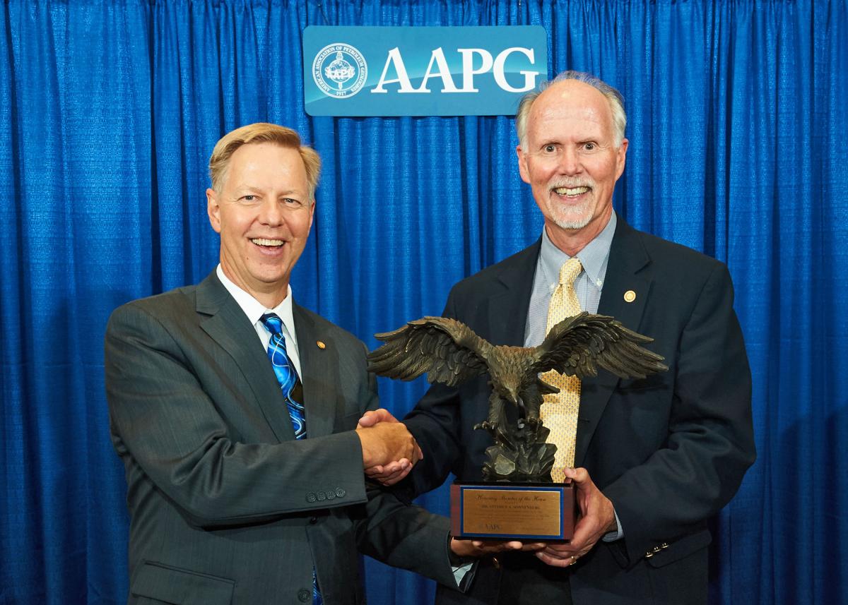 AAPG President for 2015-16 John Hogg presents Sonnenberg with the House of Delegates award.
