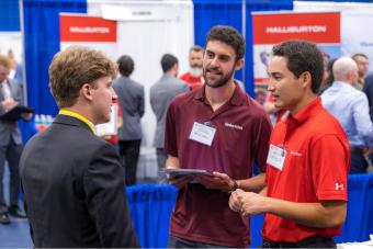 Student talks to an alumni recruiter