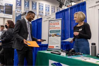 Mines student speaks with a recruiter