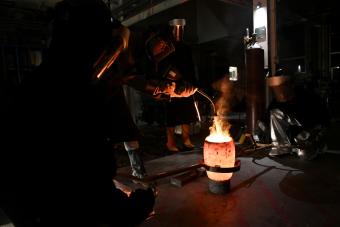 Sarah Harling pours metal in the hot shop