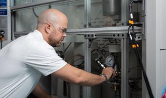 Timm Strathmann working in the lab