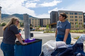 two female students load items into carts during mines park move-in
