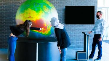 Mines students try out the new projection globe