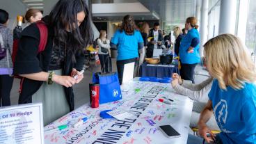 Student signs Nine out of Ten Pledge at 2022 Fresh Check Day