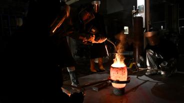 Sarah Harling pours metal in the hot shop