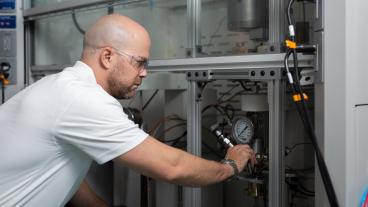 Timm Strathmann working in the lab