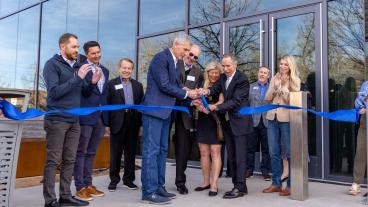 Mines leaders and donors cut ribbon on Beck Venture Center