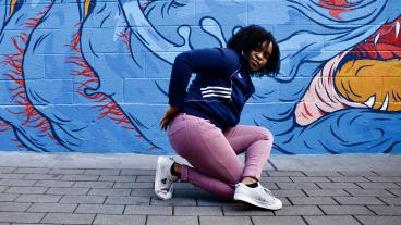 Portrait of Le’Toya Garland ’04 in front of mural