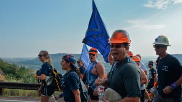 New incoming Mines students hike up Mt. Zion 