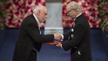 Sir Fraser Stoddart receiving his 2016 Nobel Prize in Chemistry