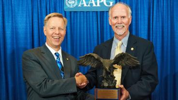 AAPG President in 2015-16 John Hogg presents Sonnenberg with the House of Delegates award.
