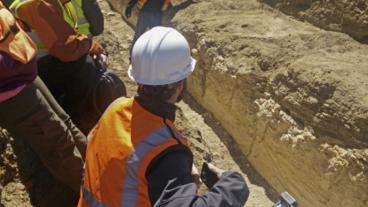 Researchers gather for the trench review process in 2016. (Photo credit: Matthew Morgan)