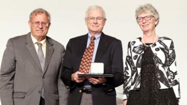 Colorado School of Mines Professor Robert Kee accepts the Combustion Institute's Gold Medal.