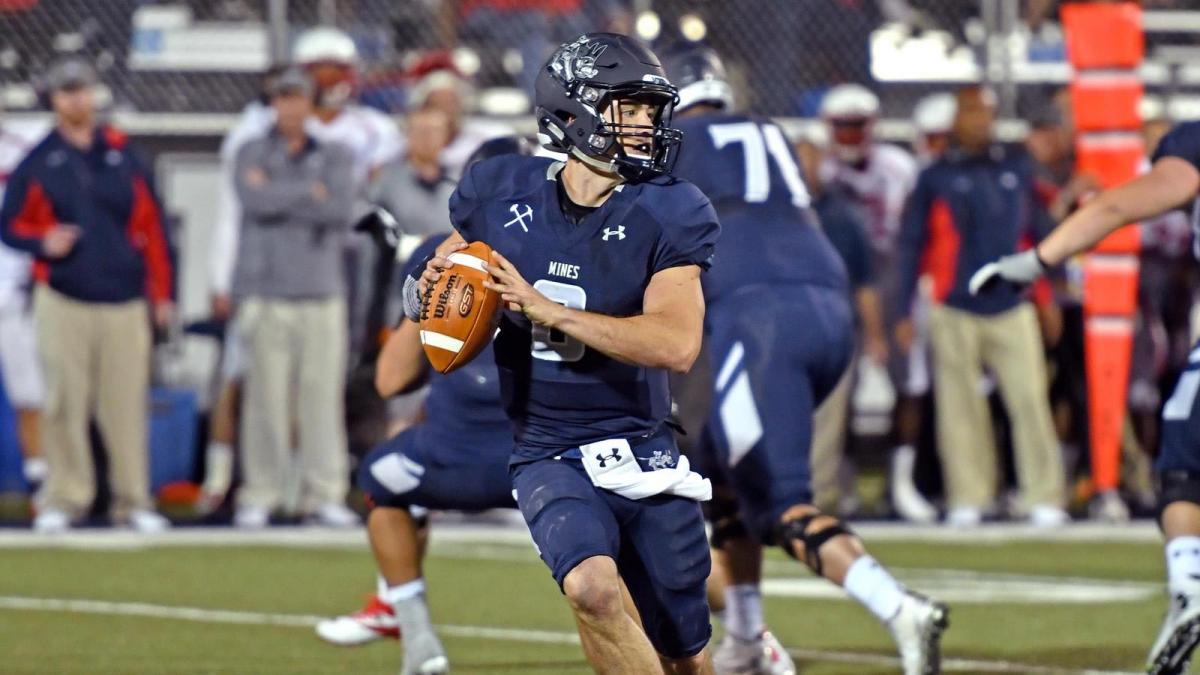 Colorado School of Mines quarterback Justin Dvorak has won the 2016 Harlon Hill Trophy as the best player in NCAA Division II football.
