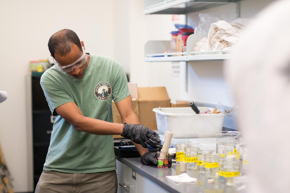Post-doc and teaching assistant Tedesse Teklu runs a lab session for the fracturing externship.